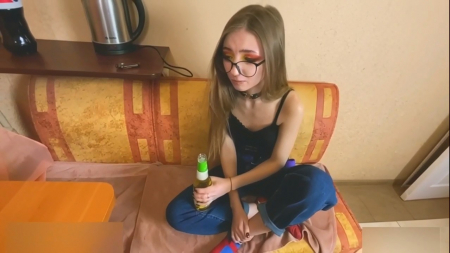 Українка в окулярах
